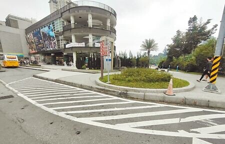 南投縣道路交通標線因經費不足無法投標，自去年8月起停擺近10個月；工務處長簡青松回應，交通標線畫設工程已在5月初進行發包。（示意圖∕潘虹恩攝）