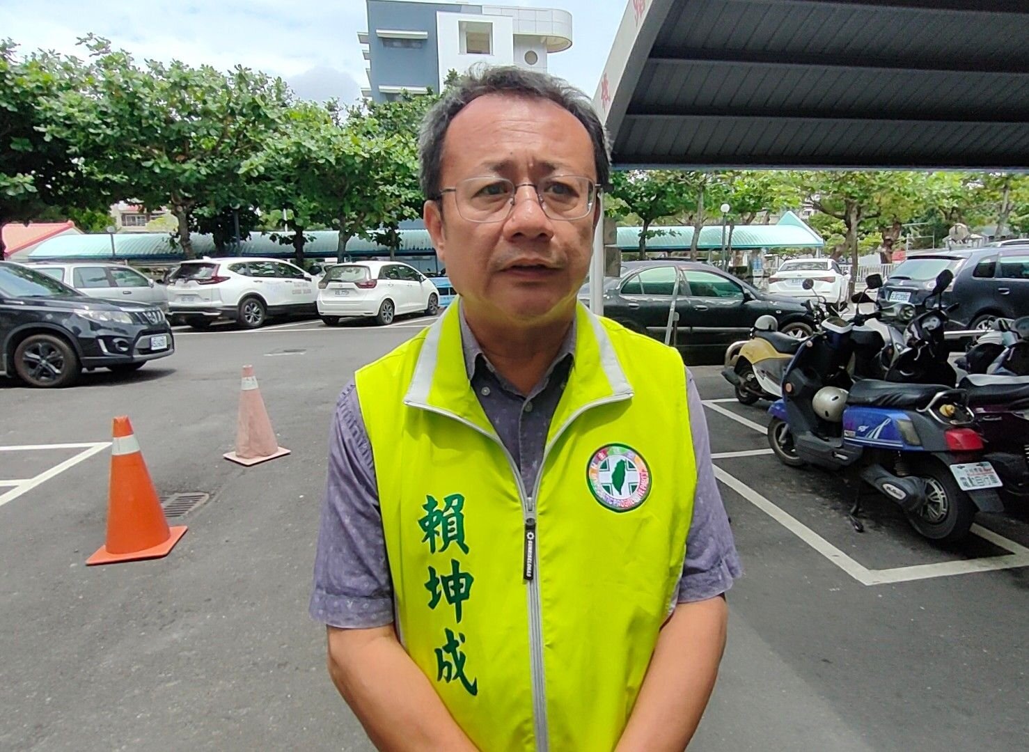 國內2間專門承包中央政府機關勞務的外包公司,疑公司同一個負責人捲款而逃,前立委賴坤成今說「捲款金額逾上億元,受害員工超過千人」。記者尤聰光/攝影