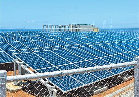 經濟部力推的「中小企綠電平價專案」,確定明年上半年正式開賣。圖為太陽能板。(本報資料照片)