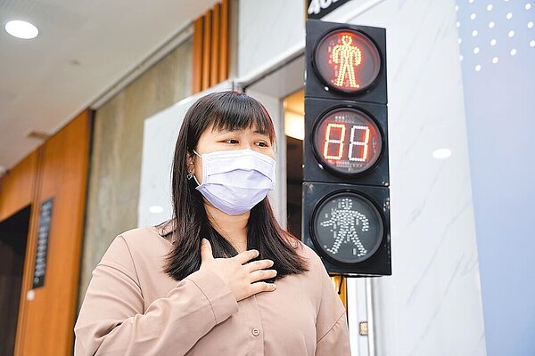 醫師指出,要檢查自己有無肺動脈高壓,最簡單的方式就是過馬路時有沒有辦法在規定秒數內走完。(中華民國肺動脈高血壓關心協會提供/陳人齊台北傳真)