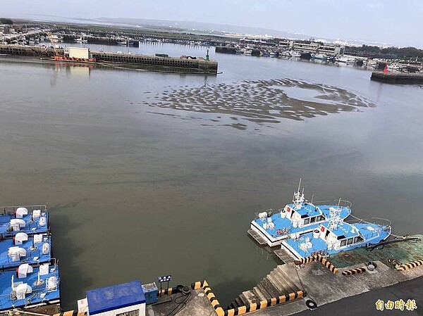 新竹漁港淤沙嚴重影響漁民出海捕魚航道，市議員劉康彥籲市府盡速啟動清淤工程。圖為新竹漁港航道口都已積滿淤沙。（記者洪美秀攝）