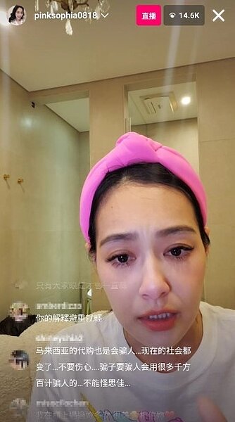 王思佳素顏憔悴開直播。圖/摘自IG