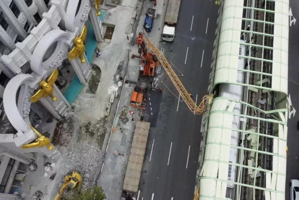 中捷旁的興富發工地,10日塔吊臂砸進軌道。圖/報系資料照