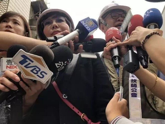 北市都發局王玉芬今天上午前往崇德街巨大天坑事故地點視察。圖/記者洪子凱攝影