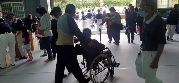 慈濟基金會今天在台中后里舉辦佛誕節浴佛活動,廖姓男子帶86歲母親參加。記者游振昇/攝影