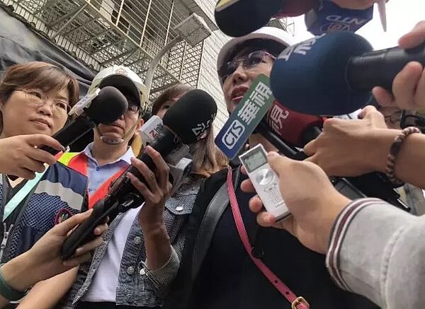 北市都發局長王玉芬今天一早視察表示,初步判斷,道路塌陷原因是因工地地下連續壁,約在11至12公尺處有破口,水與砂往地下室流造成坑洞。記者洪子凱/攝影