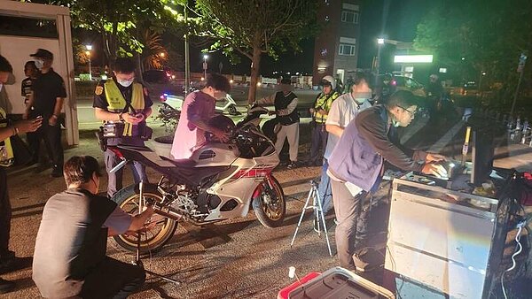 環保局與警察局鼓山分局合作進行不定期聯合稽查,昨(13)日檢驗車輛9台,其中3台不合格,依噪音管制法進行處分1,800~3,600元。圖/高市府提供