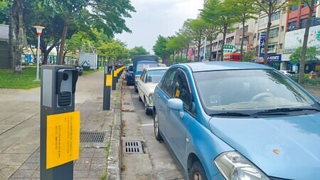 桃園市交通局試辦路邊停車格智慧開單柱,將由停車柱拍照開立繳費單,目前已有104席,預計9月上路,未來還會持續尋覓適當地點安裝。(賴佑維攝)