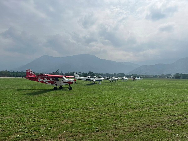 7架超輕航機今日直飛恆春機場，為2023屏東3D鐵人體驗嘉年華活動暖兵揭開序幕。圖／屏東縣政府提供