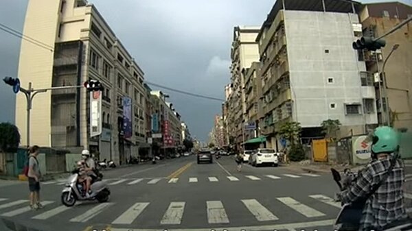 短短15秒影片,足見騎士未禮讓行人。(圖/取自PTT)