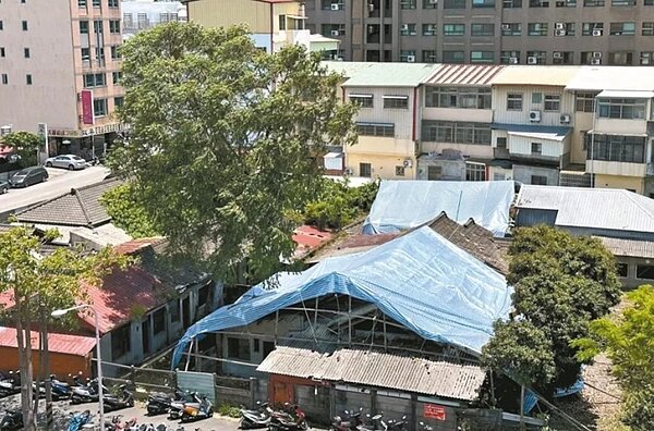 台中市陽明大樓前的宿舍群,長年蓋著帆布,議員表示還有人以為在辦喪事,且蚊蟲蛇鼠橫行,讓居民很困擾。圖/張瀞分提供