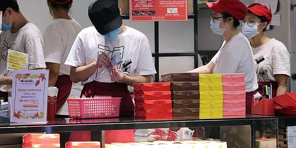 國發會認為,今年服務業就業占比可望首度升破60%,國發會將據此修正「未來十年整體人力需求推估」。圖/中時報資料照片