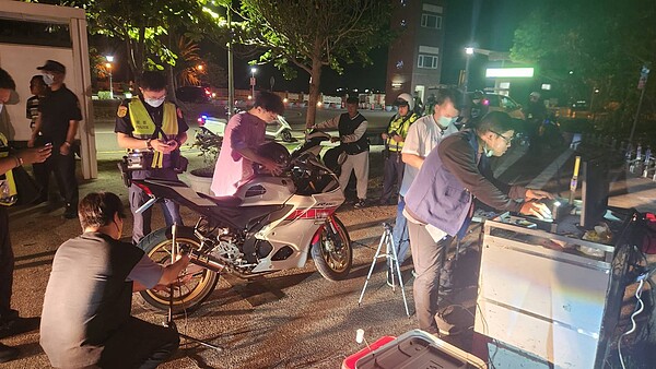 高雄市環保局與警察局鼓山分局合作,在西子灣街道進行不定期聯合稽查改裝車輛。圖/高雄市環保局提供