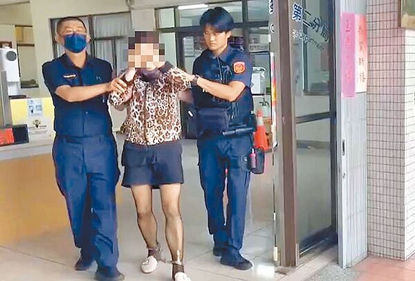 北車借錢哥13日下午遭警方逮捕，詹男全身扮成女裝，穿上黑色絲襪。（讀者提供／程炳璋台南傳真）