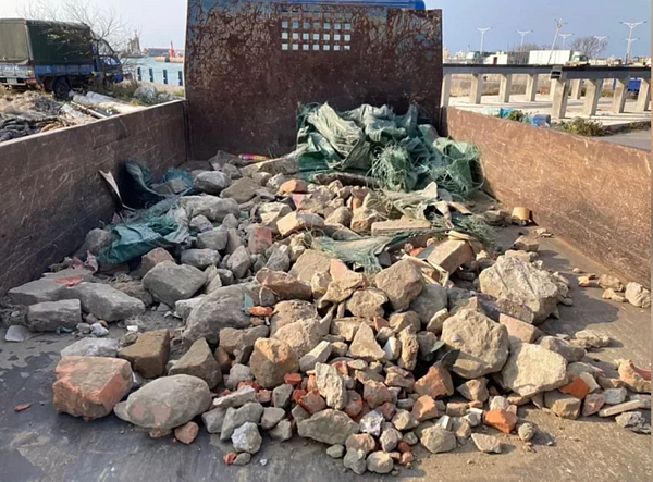 施淑婷指出,後續市府要求廠商清除現場營建廢棄物時,也確實清出了大量不應存在的營建廢棄物,整車的廢棄物自風箏賽場運走,非常清楚。圖/新竹市政府提供