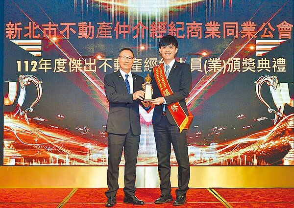 信義房屋新板特區店專案經理諶毅修,獲112年新北市傑出營業員獎項。圖/信義房屋提供