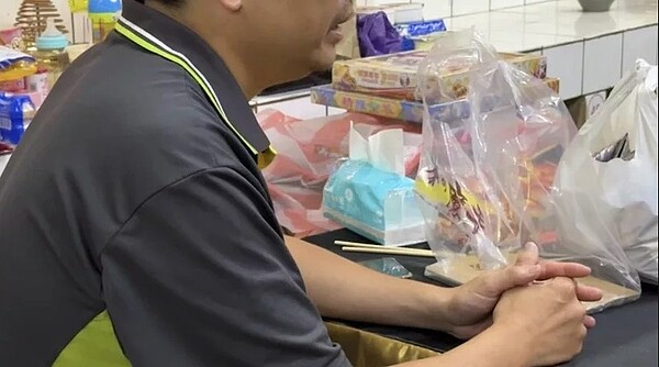 今天是母親節,余父不敢跟妻子說「母親節快樂。」怕勾起妻子喪女傷痛。圖/記者黃宣翰翻攝