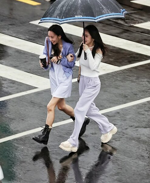 本周三前水氣減少、天氣暖熱,周五、六受鋒面影響,各地有局部短暫陣雨或雷雨。圖/聯合報系資料照