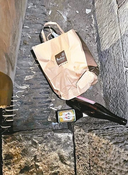 古蹟北門燈具損壞許久,無人修繕 及城門後面,被塞滿垃圾,也不見清潔人員處理(圖)。圖/北市議員陳怡君辦公室提供