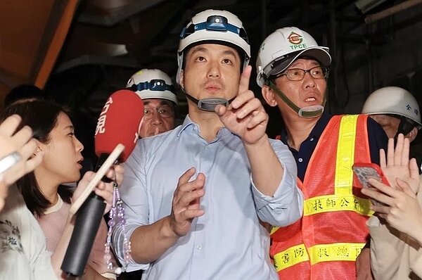 台北市信義區崇德街13日下午出現地層下陷,天坑長15公尺、寬3公尺、深度2至3公尺。台北市長蔣萬安(中)到場關心。記者林伯東/攝影