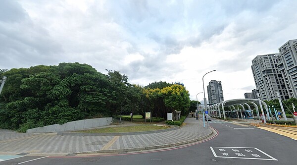 新北淡水新市鎮住戶有4.8萬人,警消人力及廳舍卻跟不上人口增加速度,市警局、消防局規畫在淡水公七公園建共構大樓。圖/Google Map