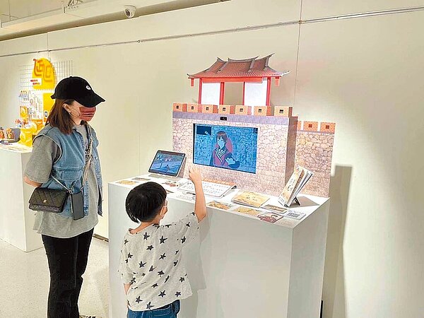 高雄大學工藝與創意設計學系師生推出《尋舊見城》作品,圖為孩童參觀作品。(高雄大學提供/林瑞益高雄傳真)