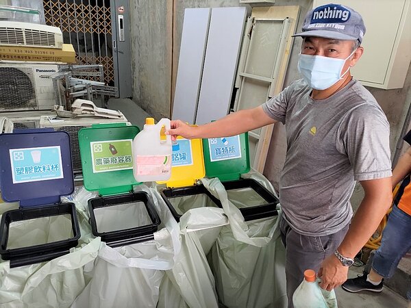 農藥廢容器應以清水反覆沖洗3次,空瓶晾乾後拴緊瓶蓋,並與其它資源回收物分開回收。圖/新北市府提供