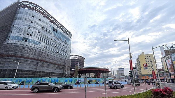 有網友想買高雄火車站附近房子,卻發現該區明明有利多但網上討論度依舊冷門。圖/Google Map