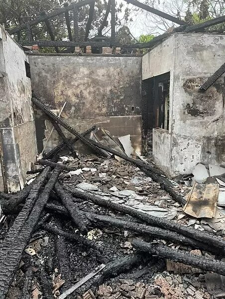 台中市霧峰光復新村仁愛路一處空屋今晨付之一炬。圖/王中興提供