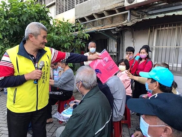 呂聰成里長緊緊邀請里內鄉親來賞花同樂
