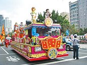 雞籠中元祭　迎斗燈遶境鬥豔