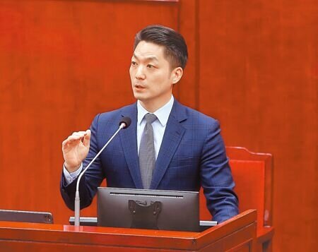台北市長蔣萬安15日赴議會專案報告,說明信義區崇德街道路坍塌已於前晚完成灌漿填平,昨優先恢復行人通行。 (陳怡誠攝)