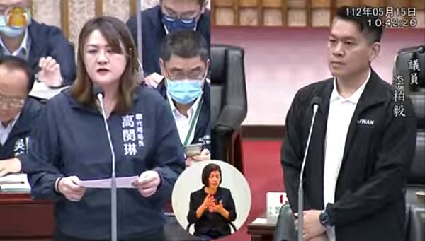 高雄市議員李柏毅關切小港機場復航狀況,憂心民航只飛小飛機恐衝擊高雄觀光。圖/取自高雄市議會直播畫面