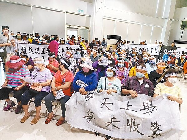 竹山鎮公所向縣府申請第13公墓用地變更，擬在延平國小後方蓋殯儀館，15日開公聽會，居民拉旗幟抗議。（南投縣議員游顥提供／楊靜茹南投傳真）