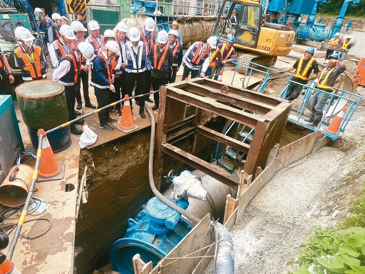 桃園龍潭三坑抽水站等工程施工，桃園市約39萬戶15日起陸續停水最長39小時，市長張善政昨早視察工程進度。記者陳右豪／攝影 