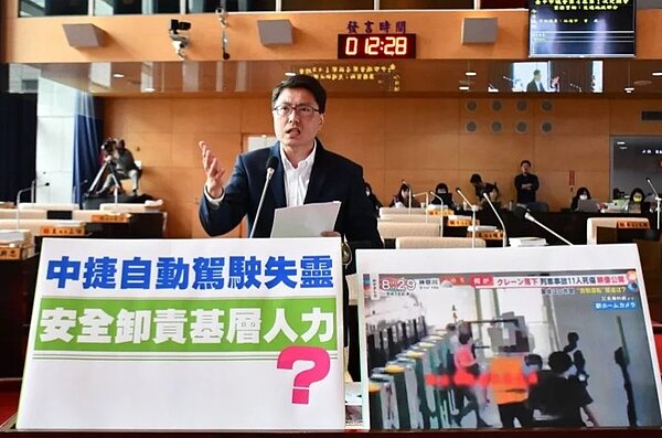 台中市議員林德宇指出,自動駕駛無法阻止列車前進,竟要肉身擋車門,不可思議。圖/林德宇提供