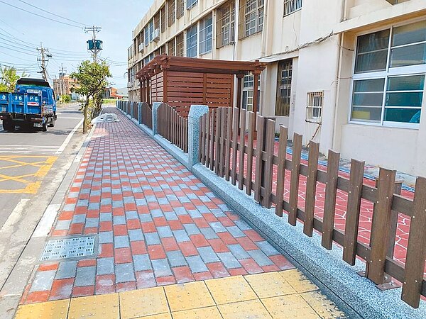 過去4年彰化縣政府共建置完成通學步道及人行道總長度約17.4公里,今年預計再增加約15公里,拒絕「行人地獄」。(彰化縣政府提供/吳建輝彰化傳真)