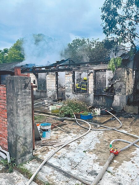台中市霧峰區光復新村17日由國產屬收回,未料收回首日竟傳出房舍慘遭祝融,里長呼籲政府可以盡快規畫光復新村發展方向。(坑口里長王中興提供/潘虹恩台中傳真)