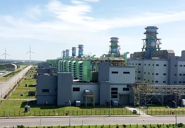 大潭電廠位於桃園市觀音區大潭濱海特定工業區內,當地議員今天質疑,大潭電廠擴建以後恐加劇觀音區空汙問題。本報資料照片