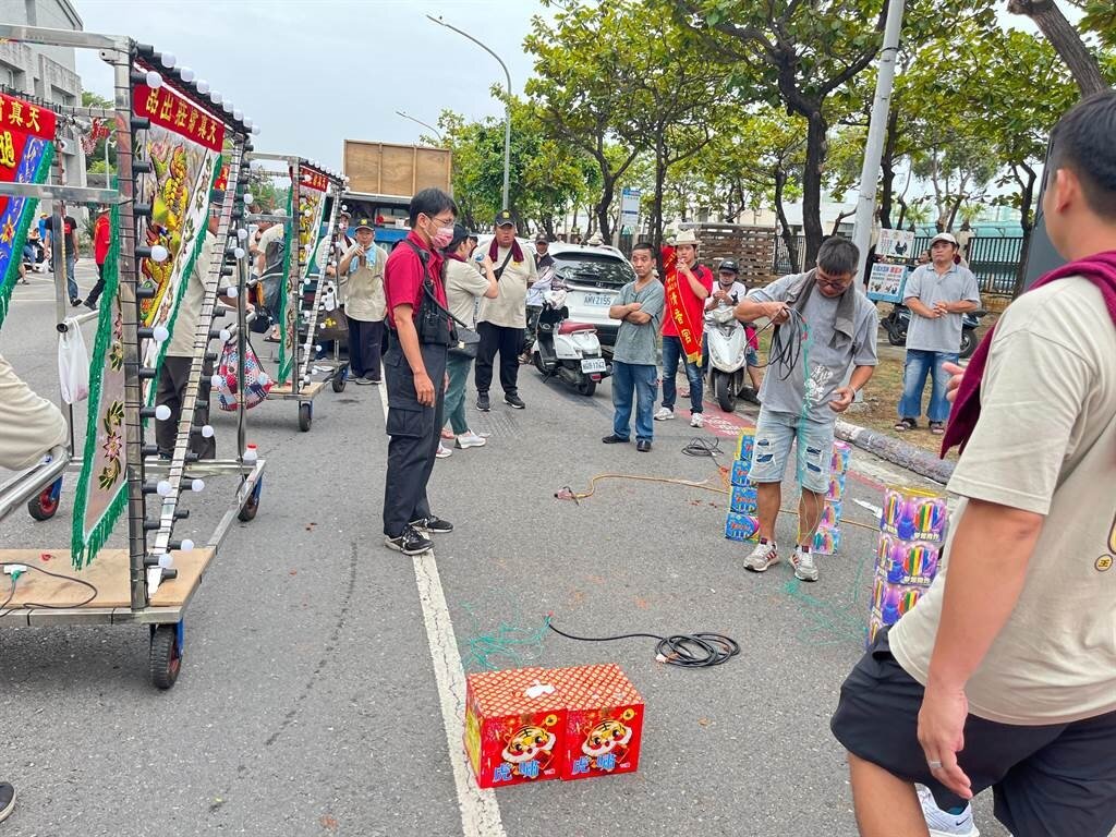 高雄旗津區廣濟宮14日舉辦廟會遶境活動,參加人數多達數百人,廟方也在遶境過程中燃放大量鞭炮,陣陣濃煙伴隨劇烈鞭炮聲響,造成嚴重空氣汙染。(翻攝畫面/洪浩軒高雄傳真)