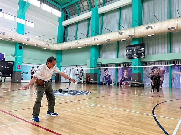 新竹市自今年7月1日起擴大敬老卡及愛心卡使用範圍,增加新竹市國民運動中心的場地租借服務。圖/新竹市政府提供