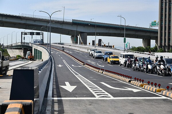 成蘆大橋機車道拓寬工程今通車。圖／新北市政府提供