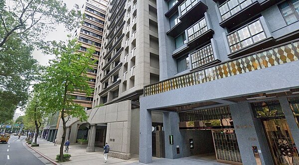 豪宅「遠雄富都」近期出現慘賠交易，如果加上車位價格，賠售金額高達5542萬元。圖／取自google maps