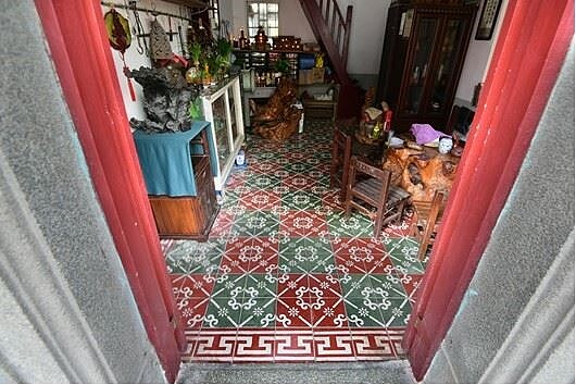 70年「錦繡」老屋翻新 免費參觀老旗津人生活樣貌 屋內線版地磚。圖/都發局提供