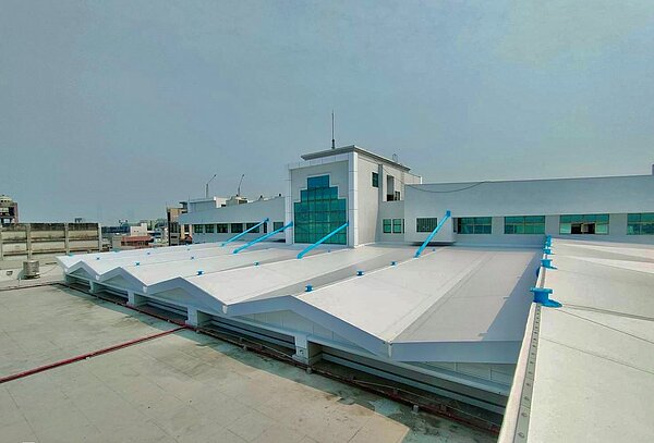 前鎮漁港漁民服務中心中庭膜構。圖/高雄市政府海洋局