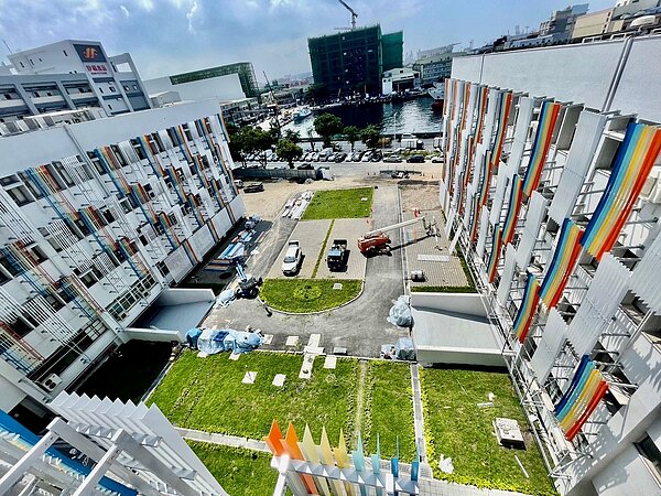 前鎮漁港漁會大樓中庭停車空間綠美化。圖/高雄市政府海洋局