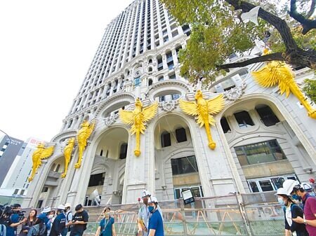 台中市議員周永鴻質疑,興富發疑似「掛羊頭賣狗肉」把商業空間當住宅販售。(張亦惠攝)