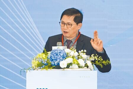 2023電子資訊產業低碳轉型永續峰會16日盛大舉行,TCA台北市電腦商業同業公會榮譽理事長、和碩聯合科技股份有限公司董事長童子賢(見圖)致詞時表示,媒體朋友在門口就開口問我「某一種能源」的問題,我要跟各位提說,低碳轉型不是只有依賴一種能源。(杜宜諳攝)