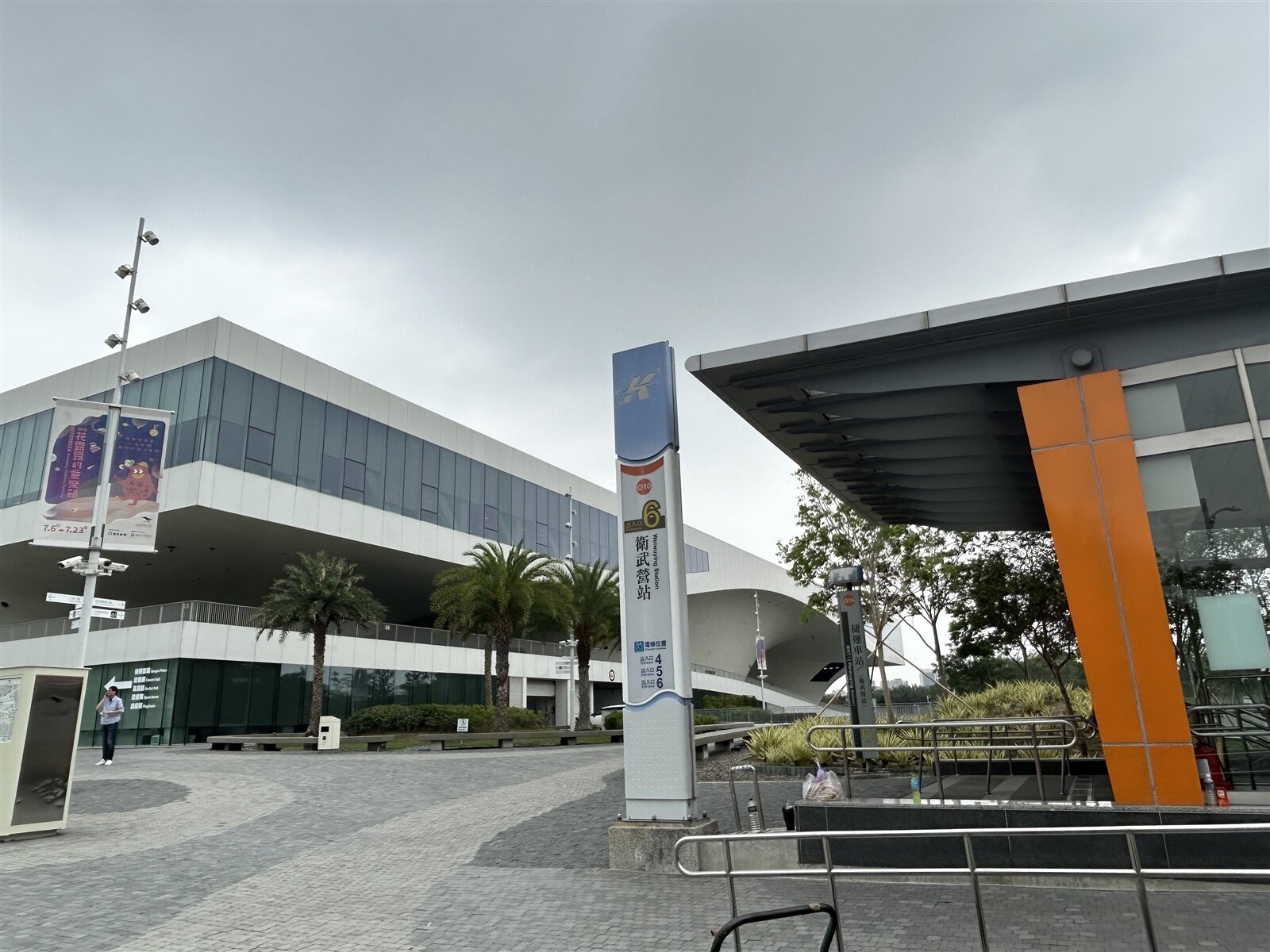 橘線6號出口可直達衛武營國家藝術中心，高捷公司不堪成本飆漲，有意調漲維護管理費，國家藝術中心希望價格能在合理範圍內。傳記者徐白櫻／攝影 