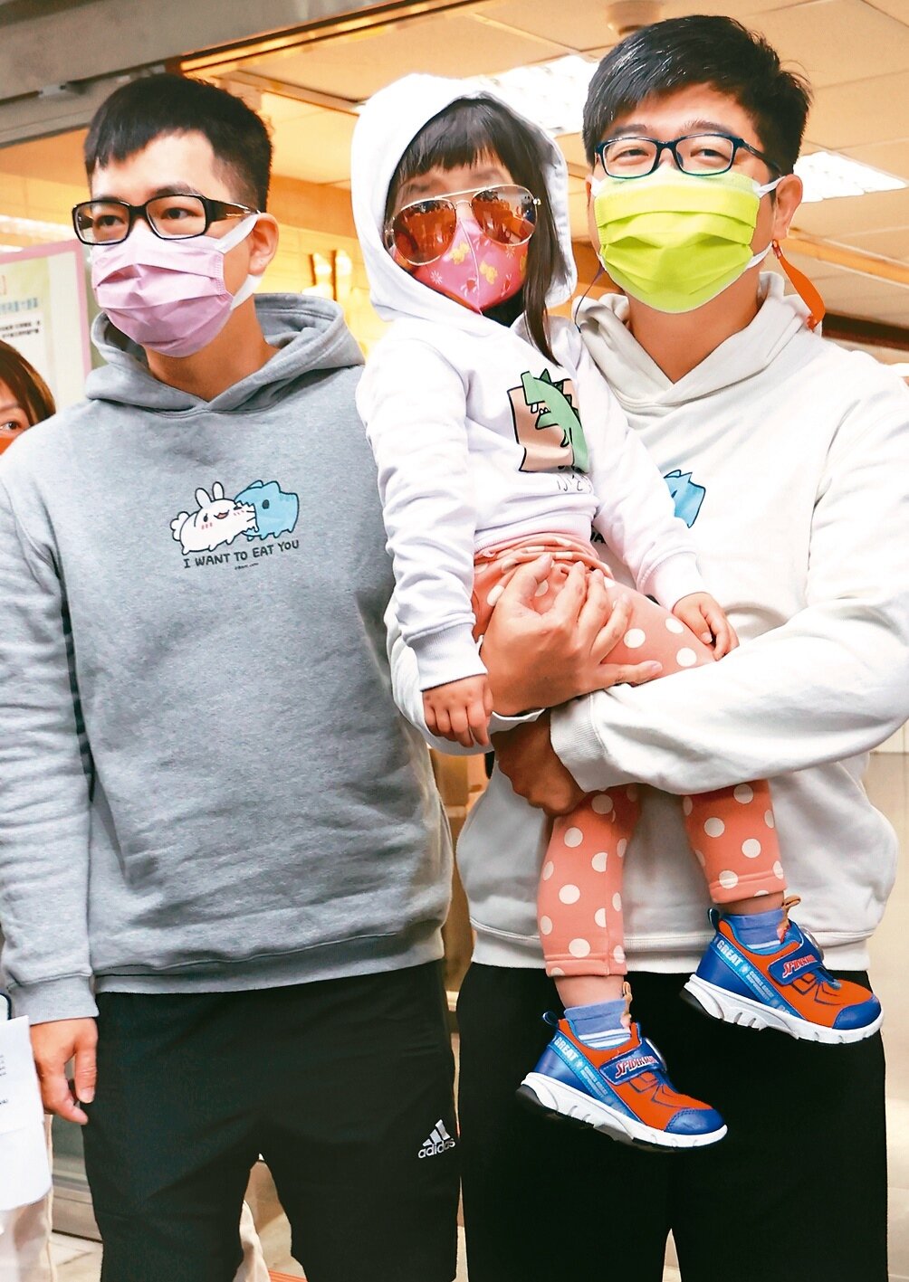 立院三讀通過同志家庭準用民法收養無血緣子女,圖為全台第一對擁有共同親權的同志伴侶喵喵和圍圍。本報資料照片